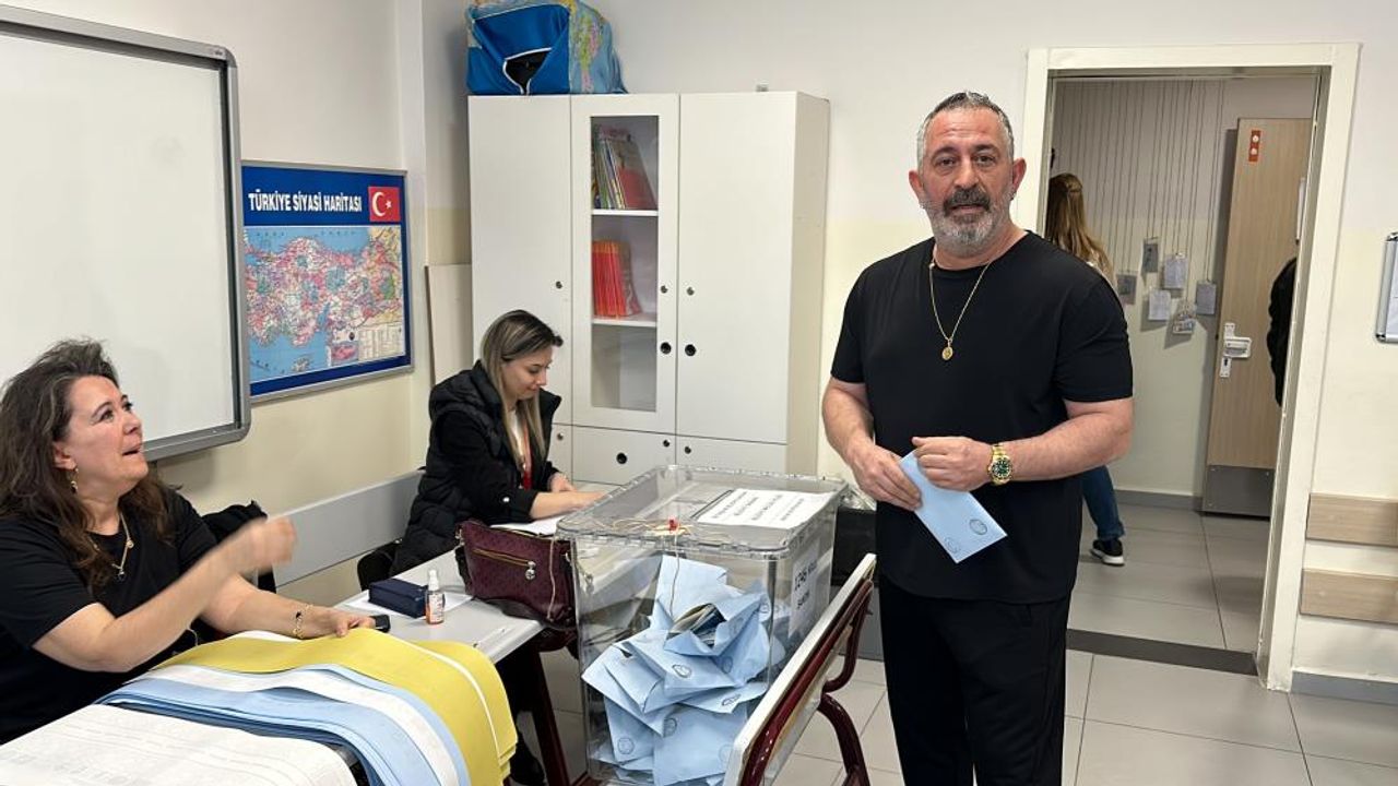 Cem Yılmaz Sandık Başında Kırdı Geçirdi