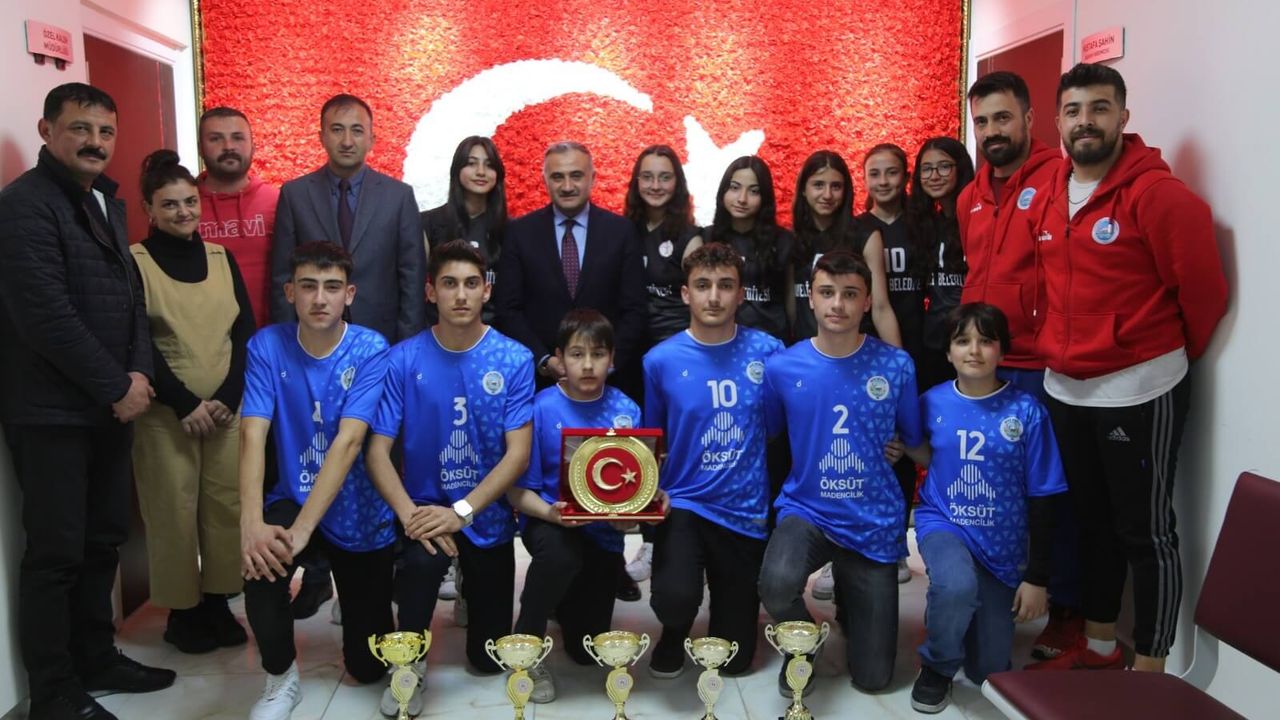 Develili Sporcular Kupalarla Döndü