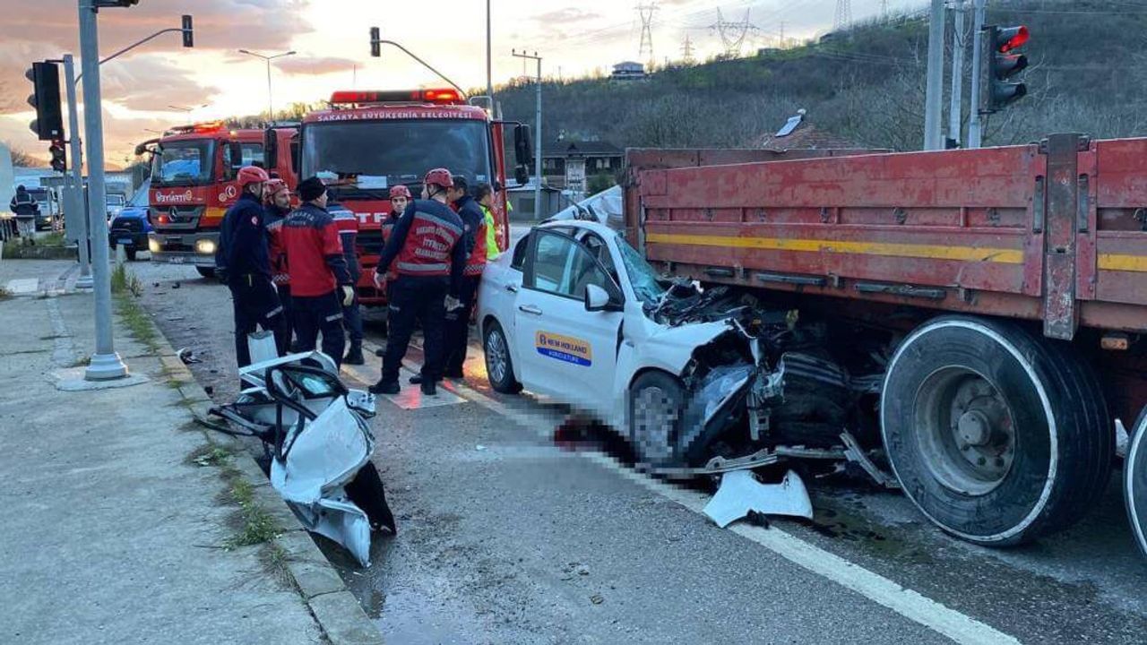 Feci Kaza: Tıra Ok Gibi Saplandı!