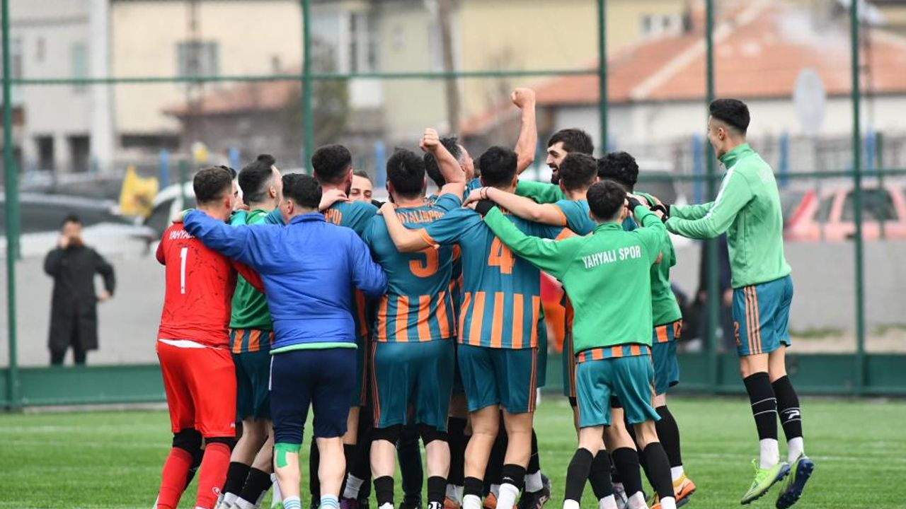 Yahyalıspor Şampiyonluk Şarkıları Söylüyor