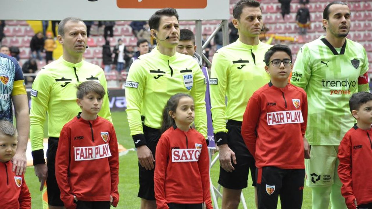 Halil Umut Meler, 10. Kez Kırmızı Kart Gösterdi