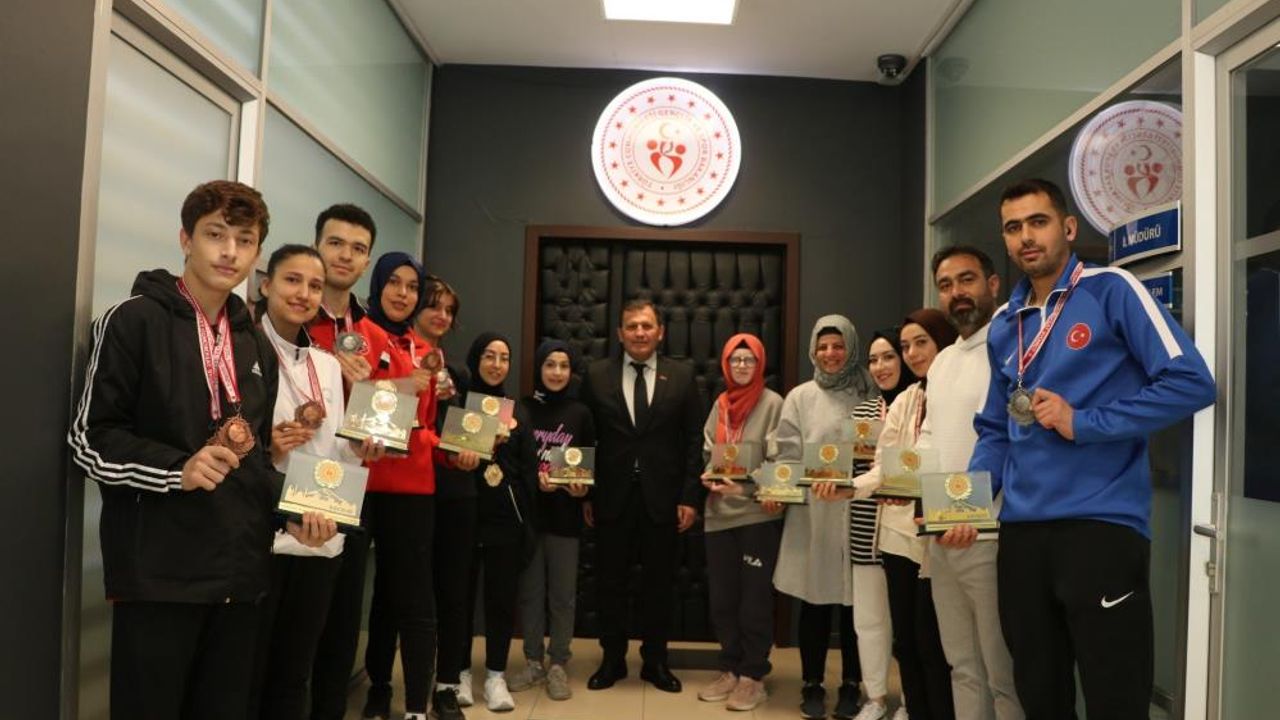 Kayseri'nin Taekwondo Gururları Ali İhsan Kabakcı'yı Ziyaret Ettiler