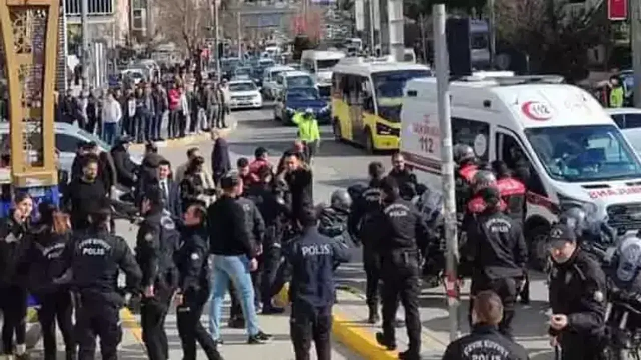 Adliye Önünde Silahlı ve Bıçaklı Kavga: 1’i Polis 8 Yaralı