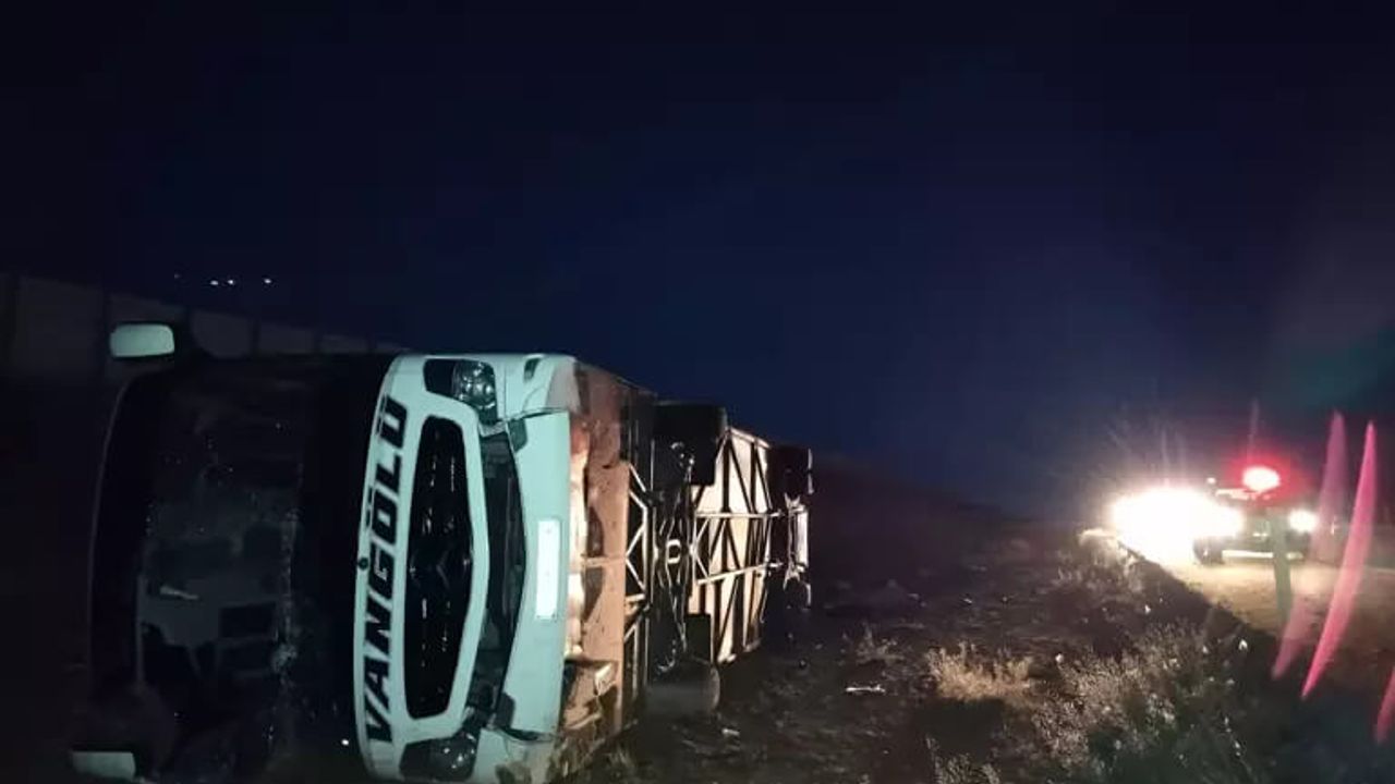 Kayseri Yolunda Yolcu Otobüsü Devrildi: 15 Yaralı