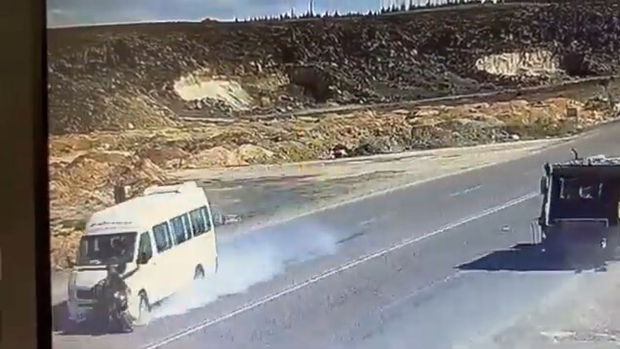 Minibüs Motosiklete Çarptı: 1 Ölü