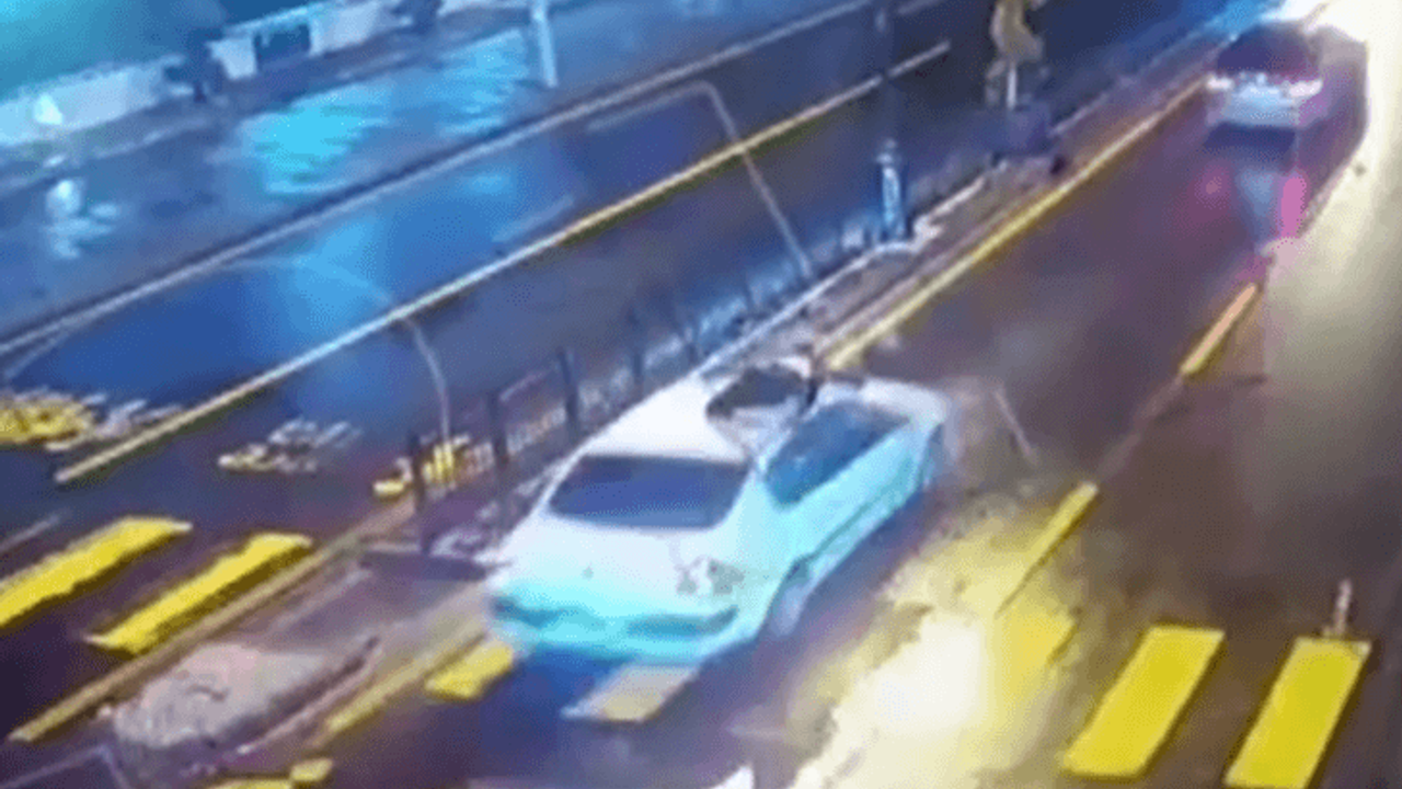 Otomobilin Üzerine Atladı! Kaza Süsü Vermek İstedi