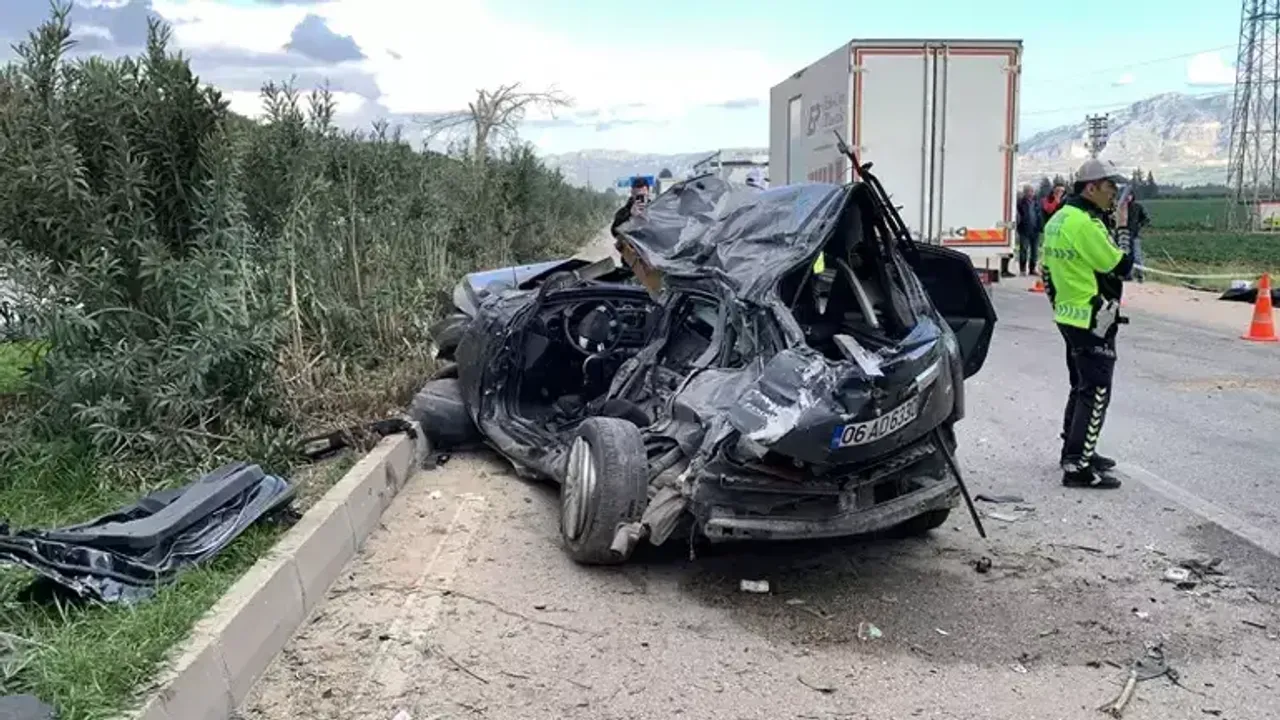 Takla Atan Otomobil, İşçi Servisiyle Çarpıştı: 2 Ölü, 14 Yaralı