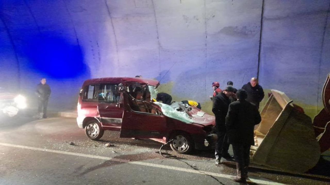 Kamyonetle Kepçe Kafa Kafaya Çarpıştı: 1 Ölü