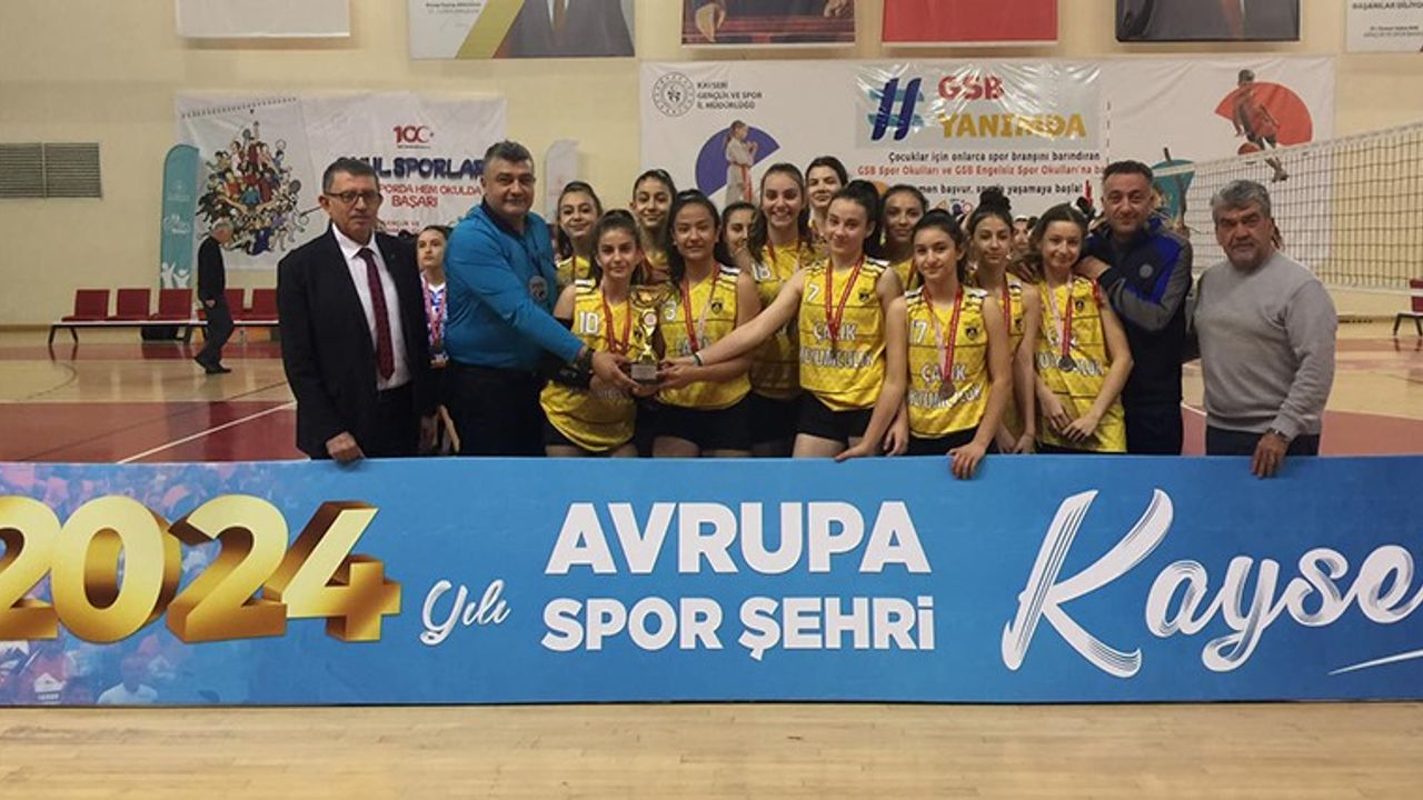 Midi Voleybol Şampiyonu Kayseri Voleybol Oldu