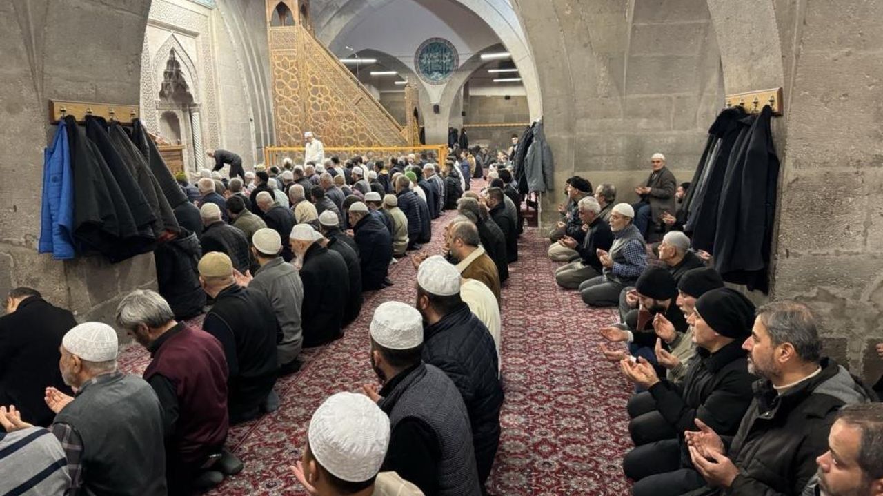 İlk Teravih Namazı Kılındı! İlk İftar, İlk Sahur Saat Kaçta?