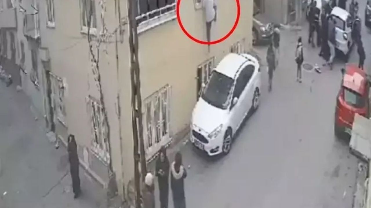 Küçük Kıza Araç Çarptı! Yardımına Pencereden Atlayarak Koştu