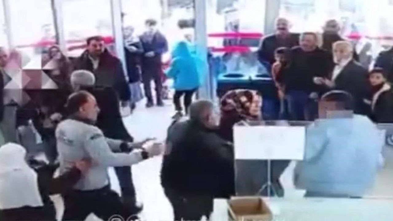 PTT’de Güvenlik Görevlisi Sırtından Bıçaklandı!