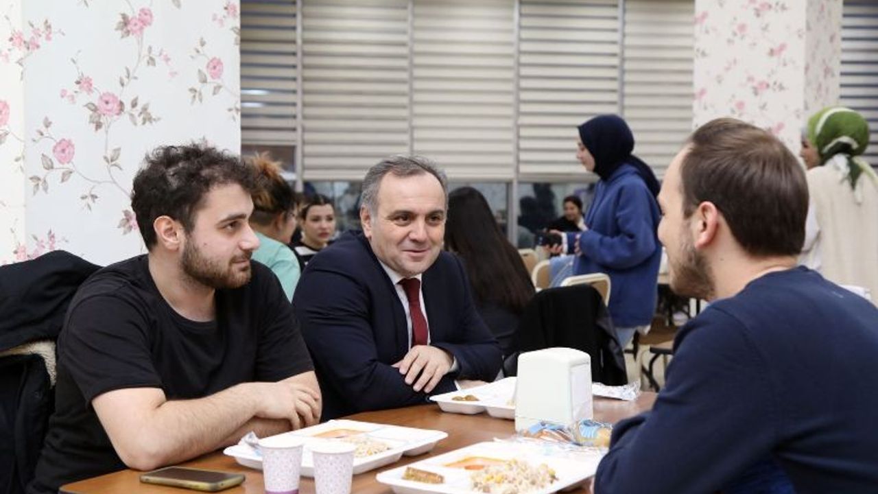 İlk İftarını Öğrencilerle Açtı