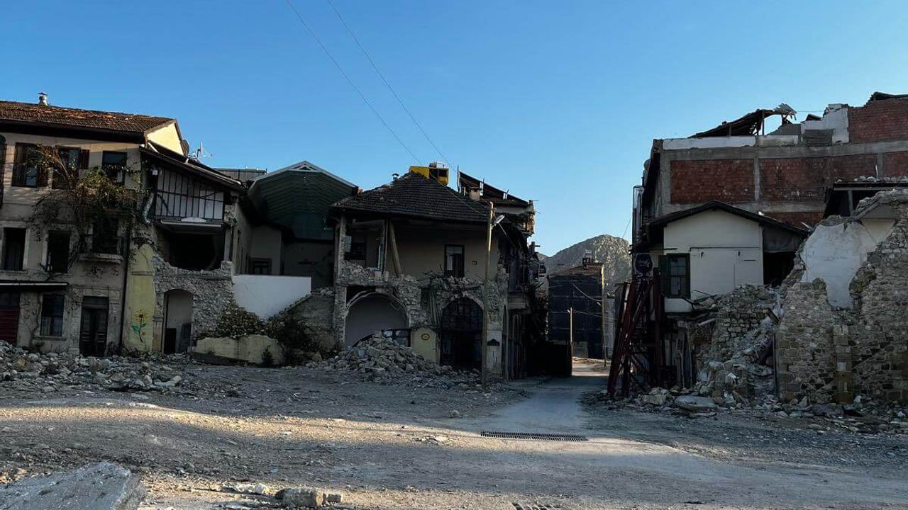 ‘Enkazlar Da Yabancı Uyruklular Hala Hırsızlık Peşinde’