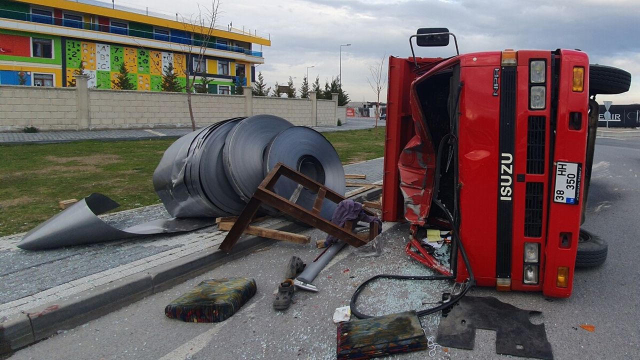Kayseri’de İlkokul Önündeki Kaza Ucuz Atlatıldı