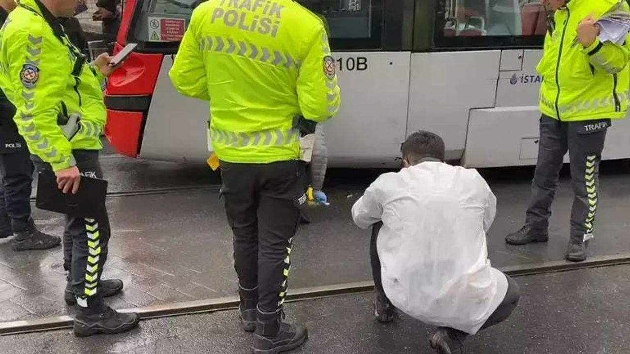 Tramvaya Çarpan Motosikletli Ağır Yaralandı