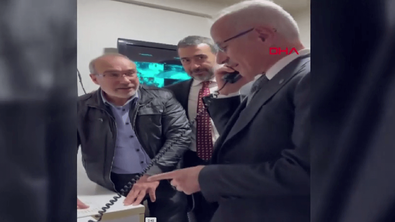 Taksi Durağında Telefonu Açan Bakan: Ben Bakanım, Durakta Nöbetçiyim