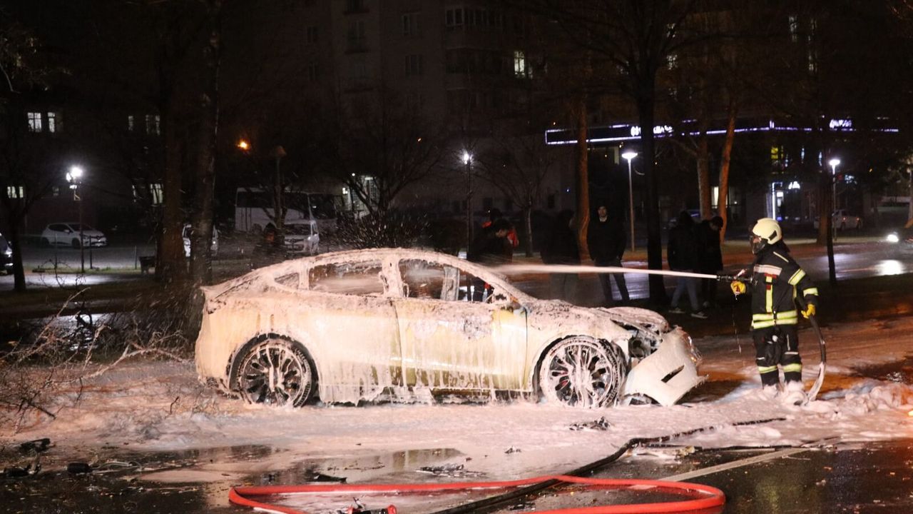 Kayseri'de Yanan Elektrikli Aracın Sürücüsü Öldü