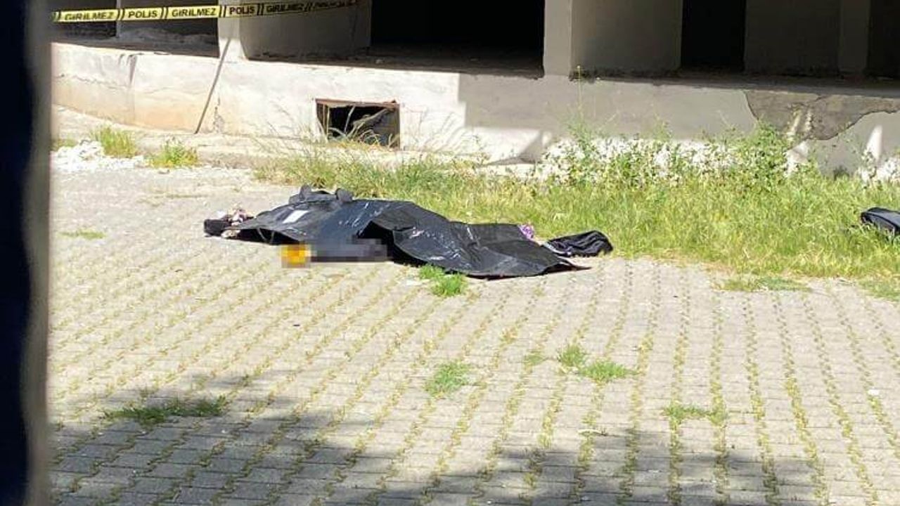 Bedelini Ağır Ödedi! Çarşafla İnerken Yere Çakıldı