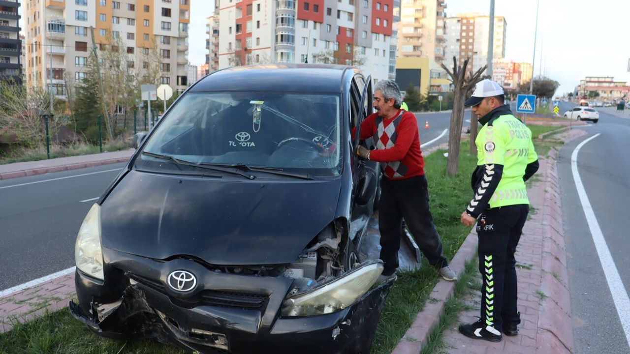 Kavşağa Kontrolsüz Girdiler, Ölümden Döndüler!