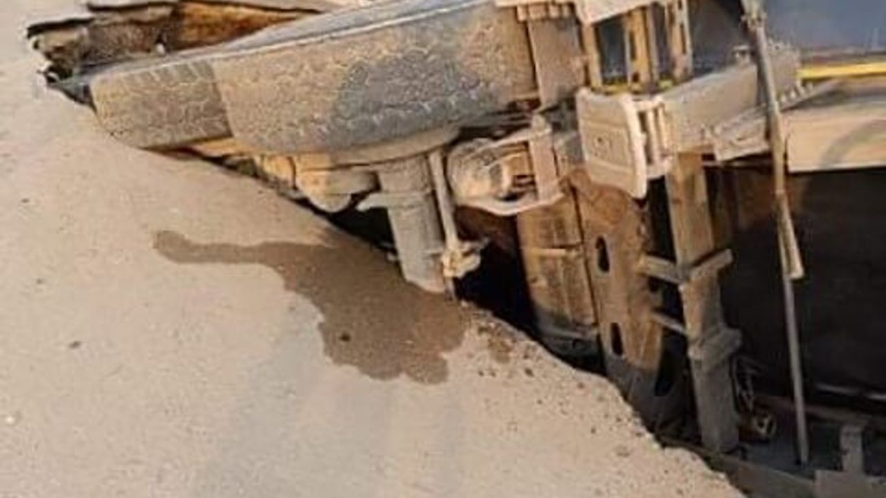 İlginç Kaza: Yer Yarıldı İçine Düştü