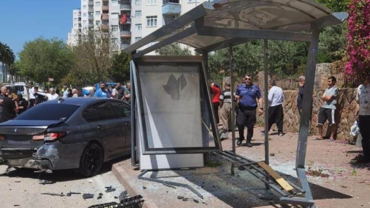 Feci Kaza: Otobüs Durağına Daldı, Yaralılar Var!