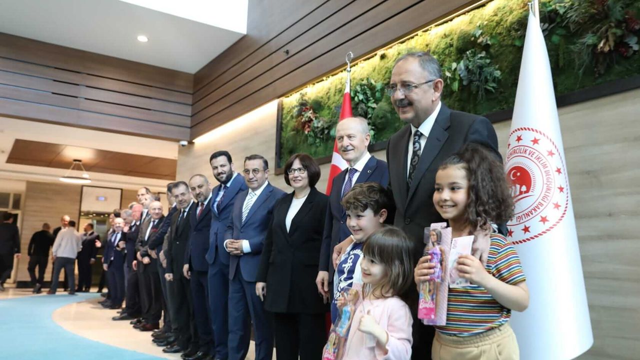Bakan Özhaseki, İlk Onlarla Bayramlaştı!