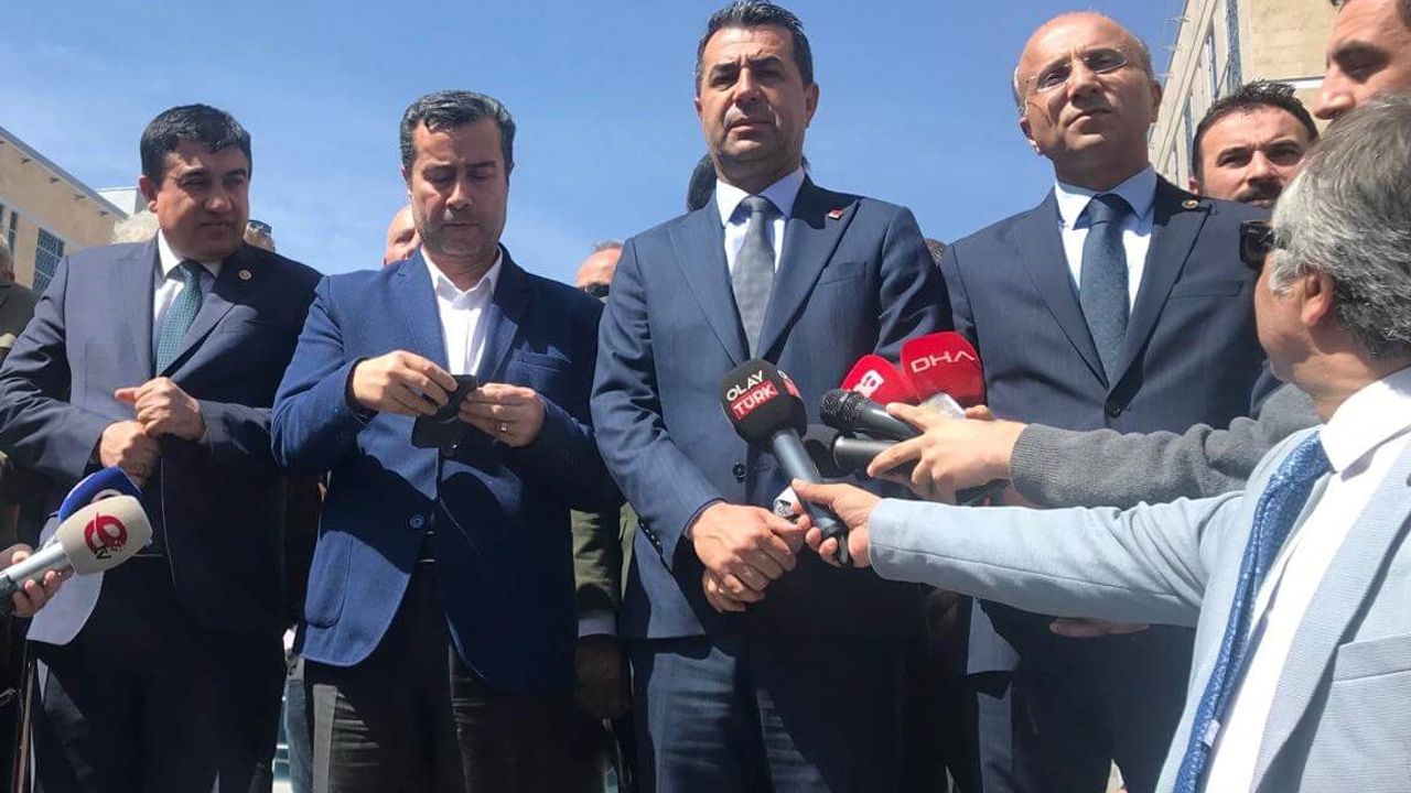 CHP’li Erhan Adem’den Kayseri Adliyesi Önünde Sert Sözler: Halkın İradesine İpotek Koymayın