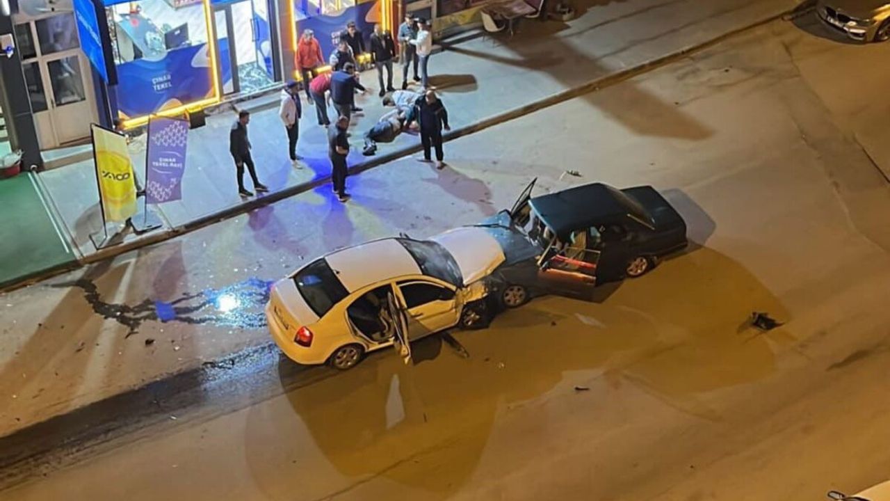 Dikkatsizlik ve Trafik Kazası! 3 Aracın Karıştığı Kaza Kamerada
