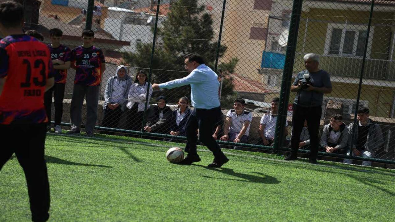 Kayseri Valisi Gökmen Çiçek, Halı Sahada Futbol Oynadı!