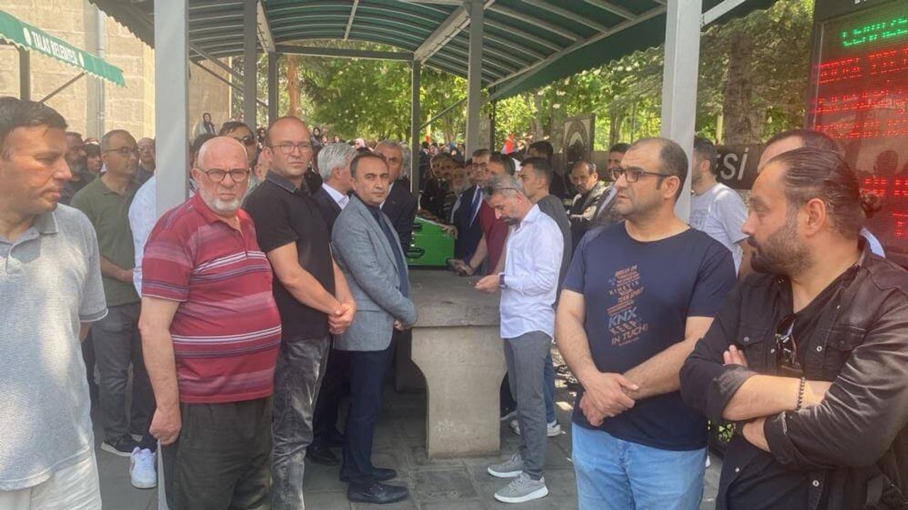 Otomobil Çarpan Küçük Çocuk Toprağa Verildi!