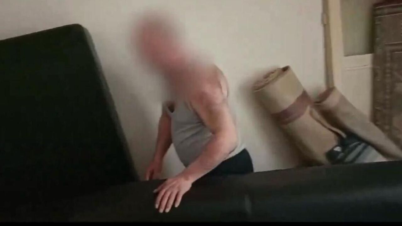 Evde Kaçacak Yer Bulamadı, Polis Eliyle Koymuş Gibi Buldu!