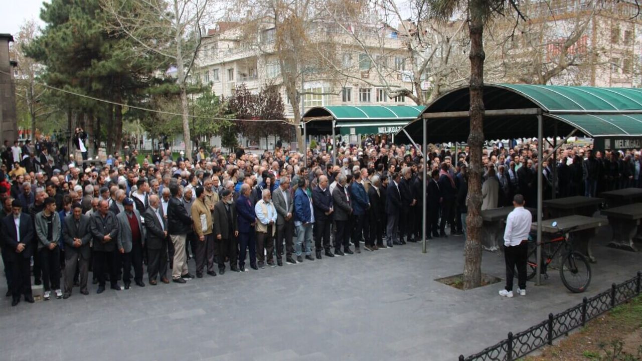 Gıyabi Cenaze Namazına Yüzlerce Kişi Katıldı!