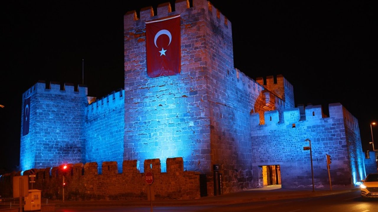 Kayseri Kalesi Neden Mavi Işıkla Aydınlatıldı? İşte Cevabı
