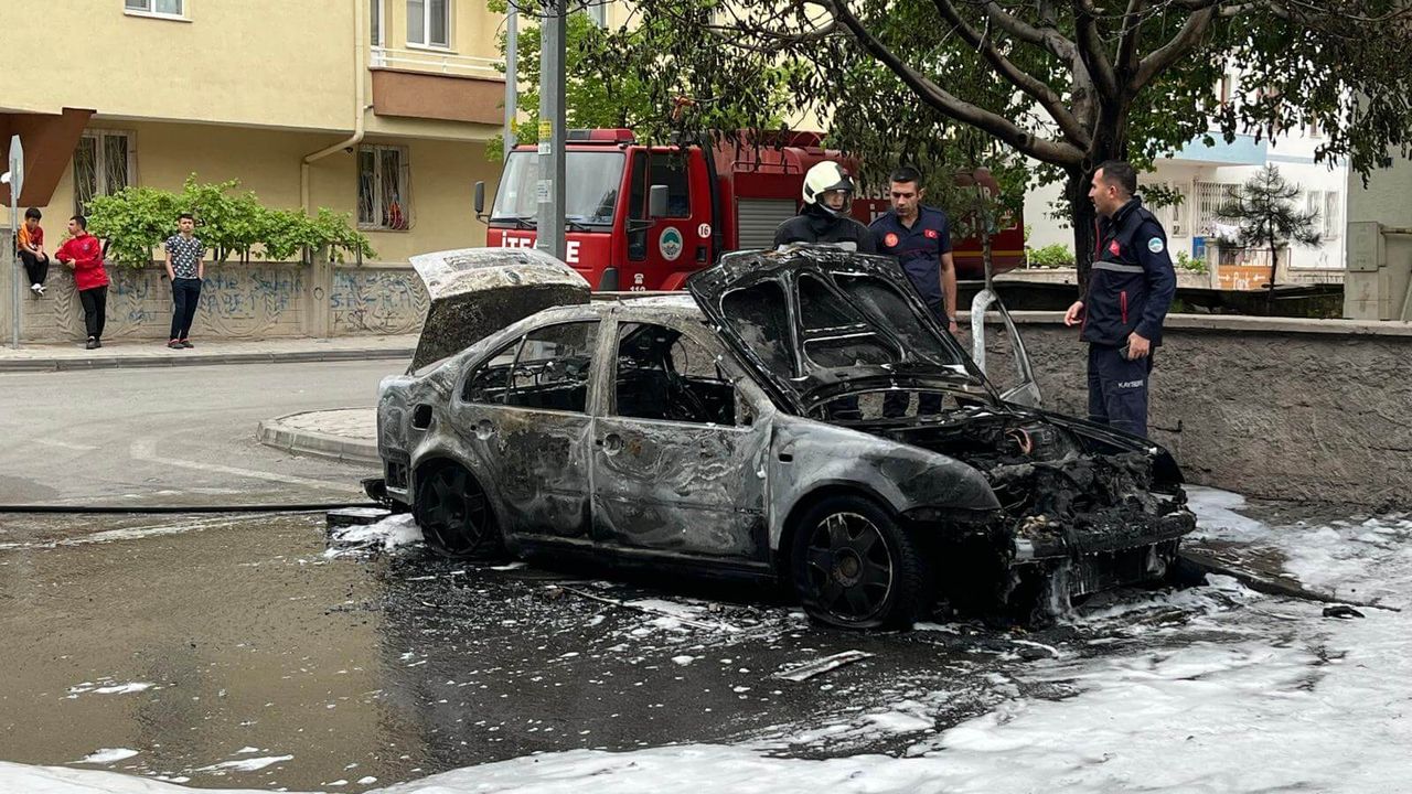 Kayseri’de Korku Dolu Anlar! Park Halindeki Araç Cayır Cayır Yandı