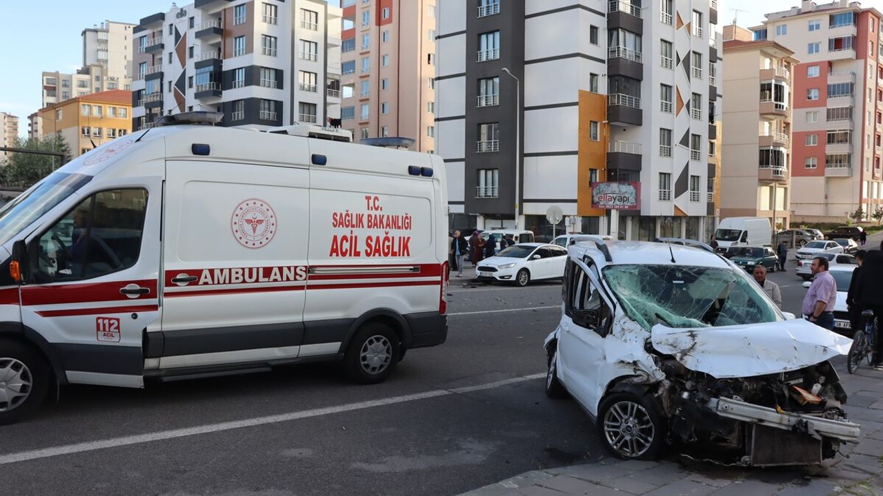 İşçi Servisi Kaza Yaptı! İşçi Camdan Fırladı!