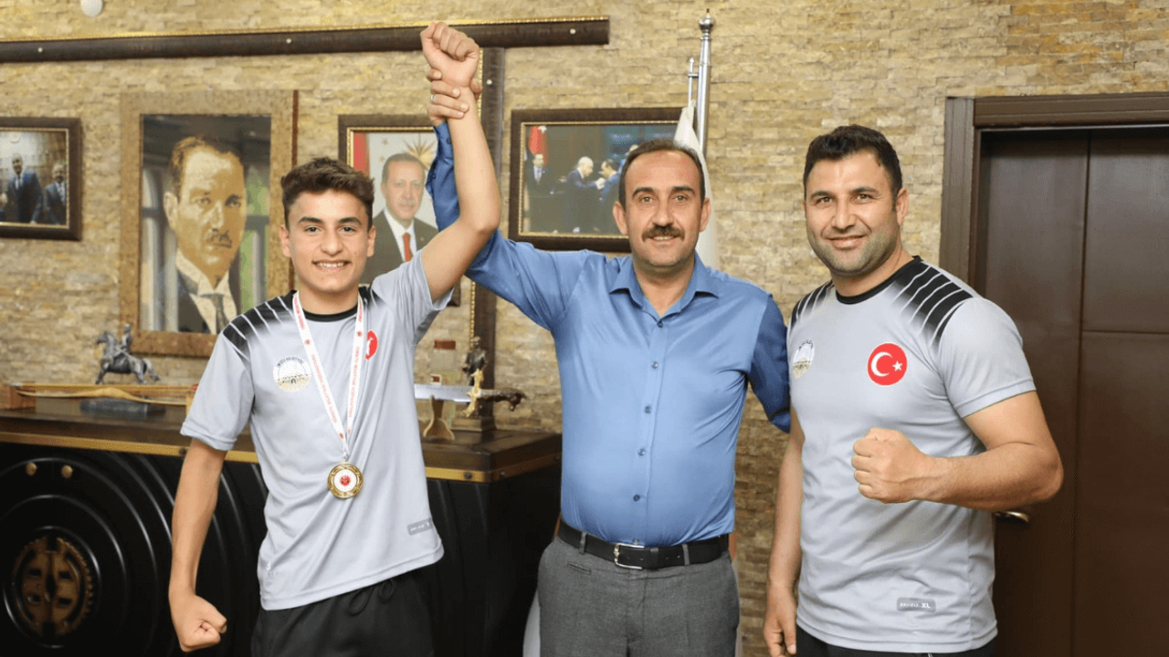 Türkiye Şampiyonundan Başkan İlmek’e Ziyaret!
