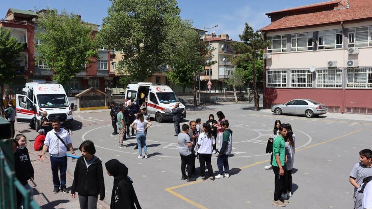 Zehirlenen Öğrencileri Bıraktılar, Basın Mensuplarına Saldırdılar!