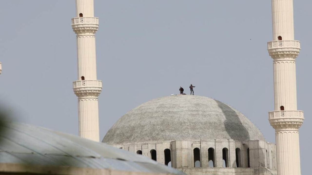 Camii'nin Kubbesinde Çalışan 2 İşçi Yürekleri Ağza Getirdi!