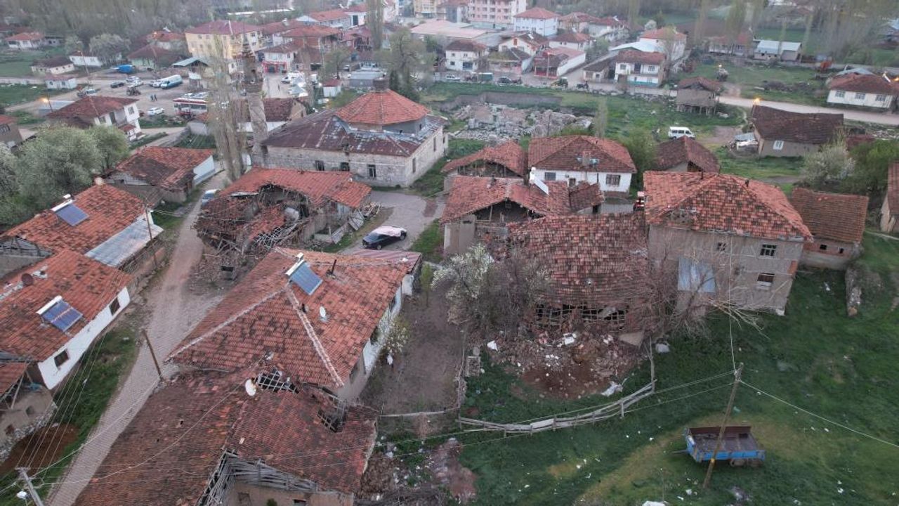 Depremin İzleri Gün Ağarınca Ortaya Çıktı! İşte O Görüntüler