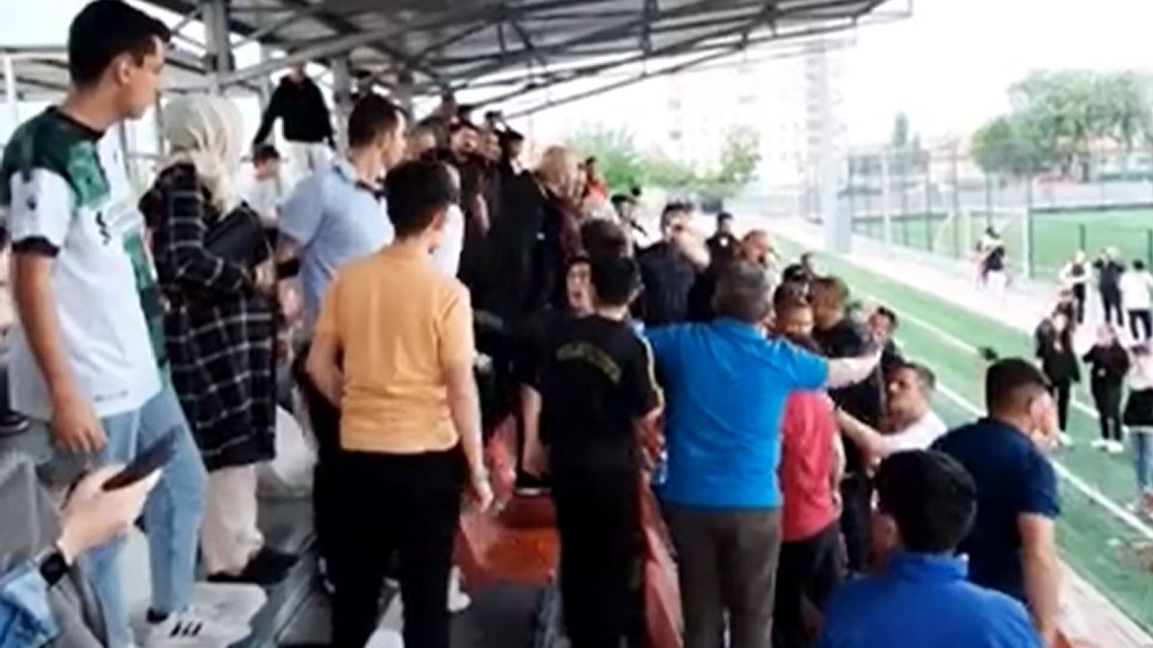 Tribünde Kadınların ve Çocukların Yanında Birbirlerine Girdiler!