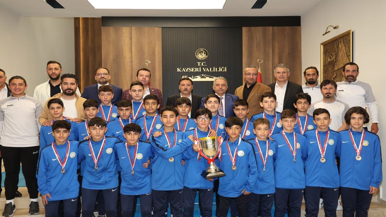 Şampiyon Sporcular Vali Gökmen Çiçek'i Ziyaret Etti