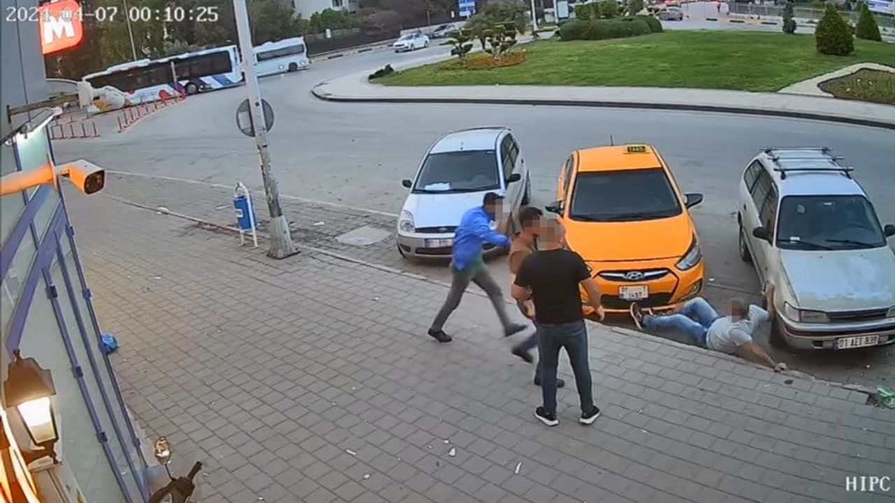 Sokak Ortasında Kan Donduran Olay:  Öldüresiye Dövdüler!