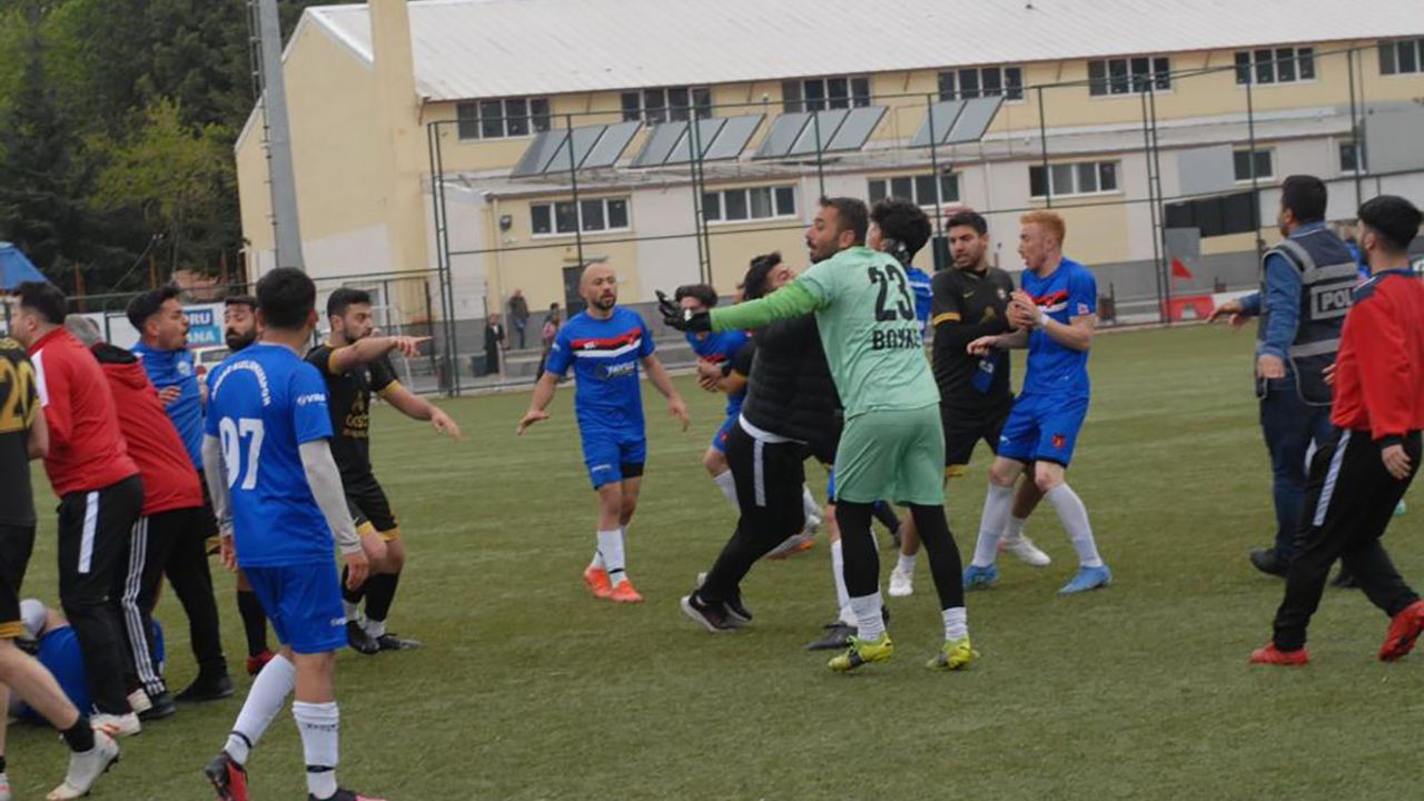 Amatör Maçta Kavga! Bir Futbolcu Hastanelik Oldu
