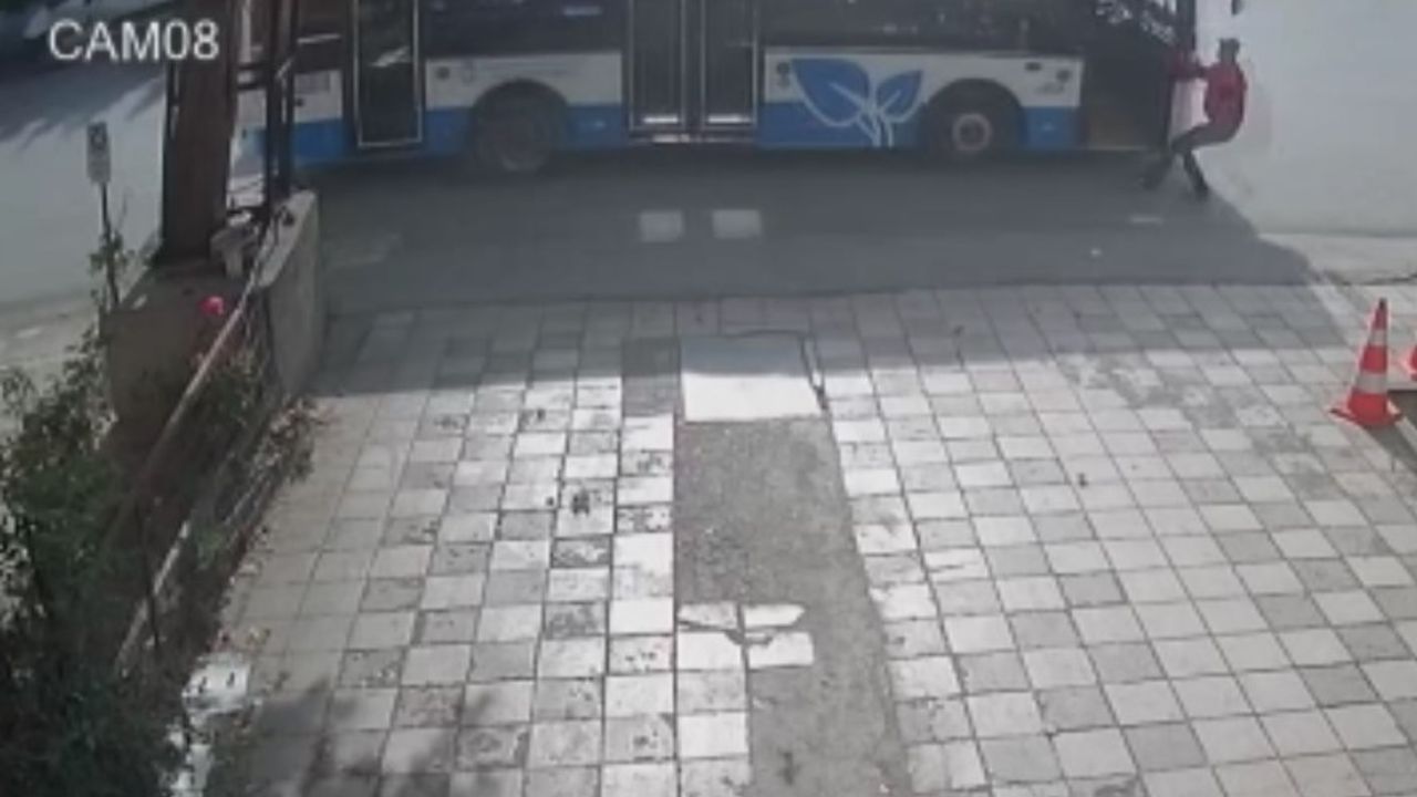 Yürüyen Adam Halk Otobüsüyle Çarpıştı!