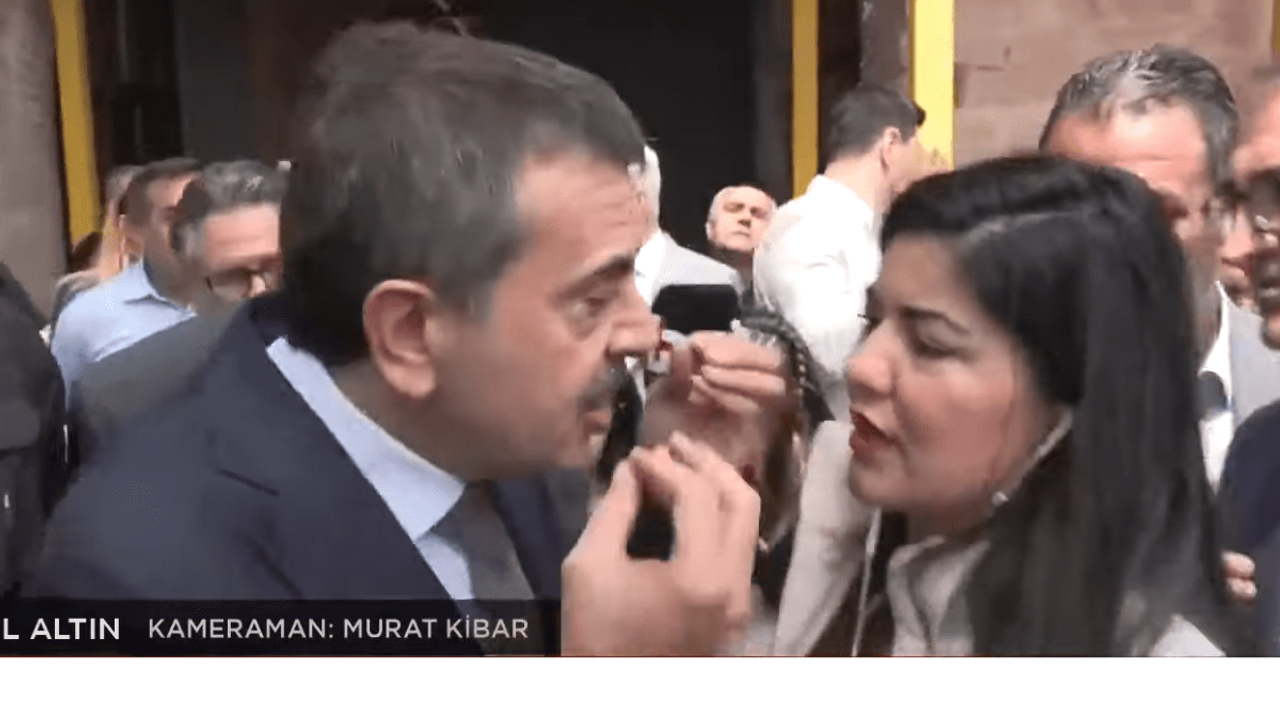 Bakan Çileden Çıktı! Sorulan Soruya Sinirlenip, Mikrofonu İtti