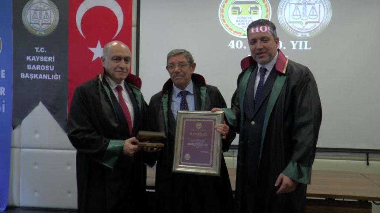 Türkiye Barolar Birliği Başkanı Emektar Avukatlara Plaket Verdi