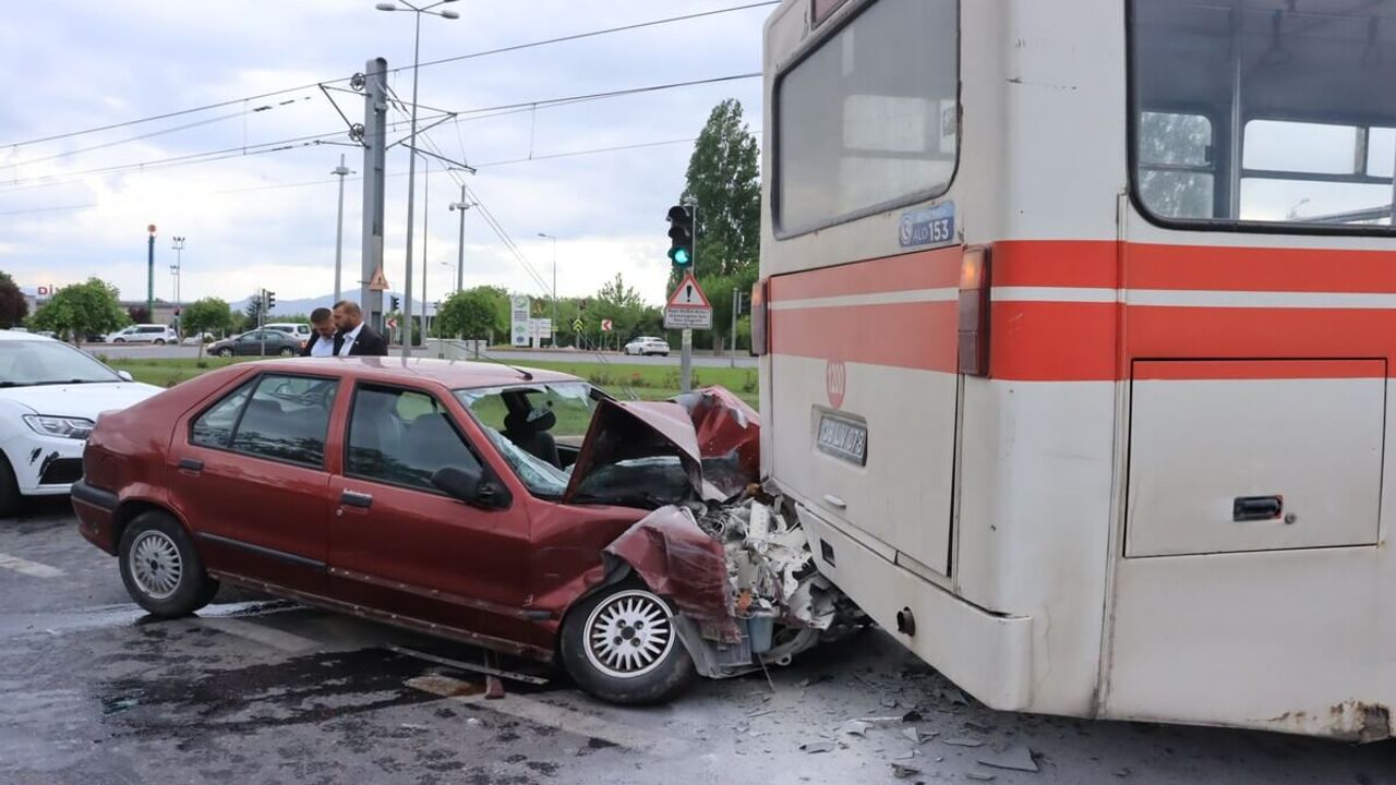 Belediye Otobüsüne Arkadan Çarptı! 2 Ağır Yaralı!