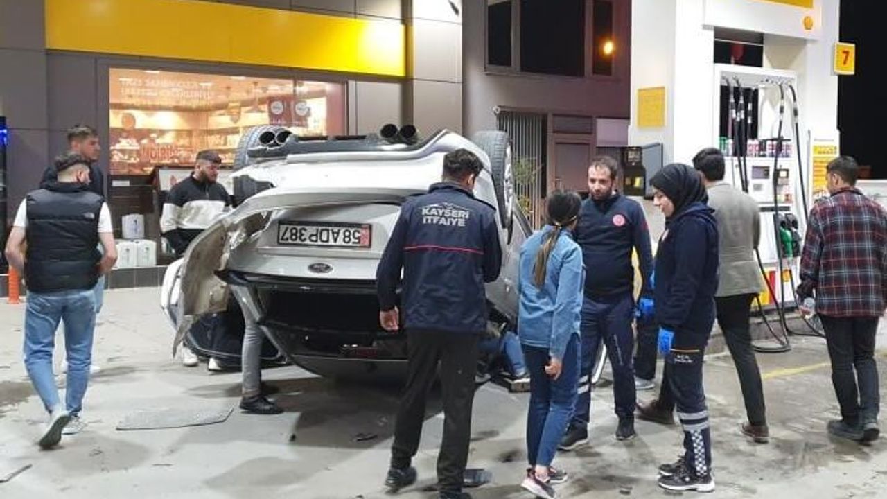 Kayseri’de Yakıt İstasyonuna Çarpan Araç Takla Attı