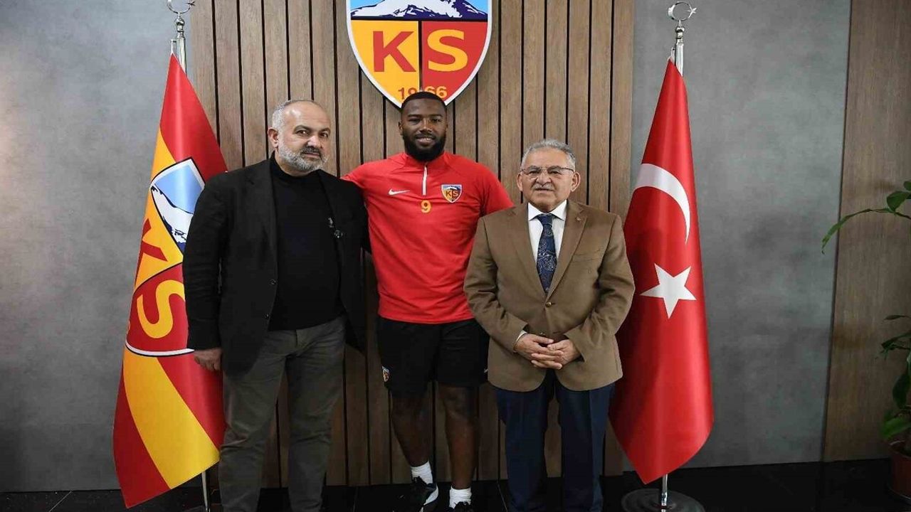 Duckens Nazon Takımda Kalacak Mı ?
